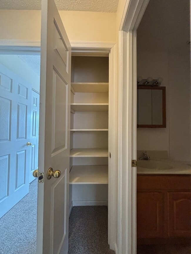 Building Photo - Beautiful 3 bedroom 1.5 Bath Fully Remodel...