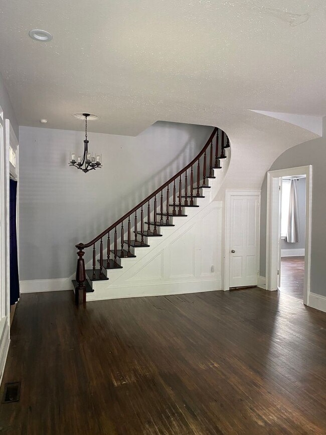 Building Photo - 4 bed/ 2 bath