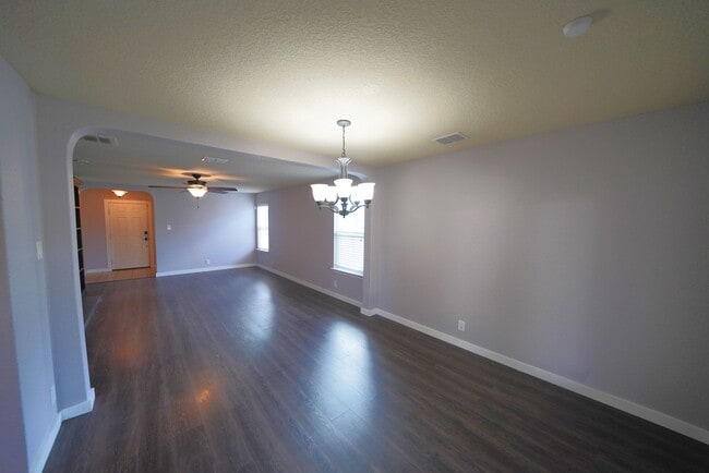 Building Photo - Great 4 Bedroom, 2.5 Bathroom Home Now Ava...