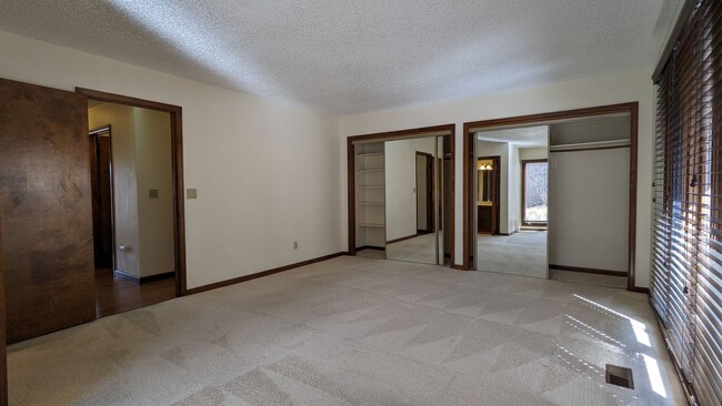 Building Photo - Beautiful 5 Bed, 3.25 Bath Broadmoor Home!