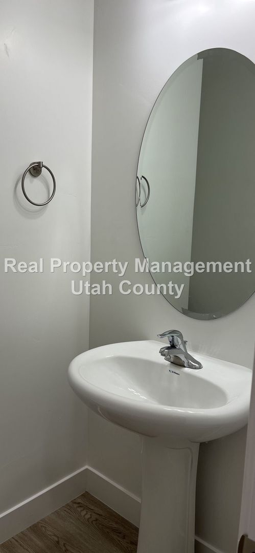 Building Photo - Pet Friendly Townhome