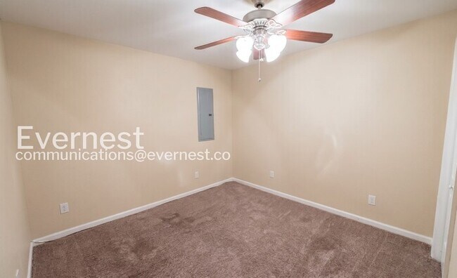 Building Photo - 4 Bed, 3 Bath Home with Garage / Pet-Friendly / Available Now!