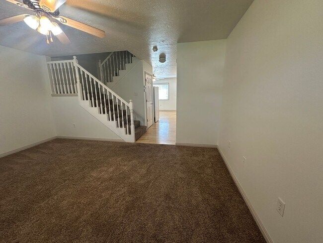 Building Photo - 2 Bed, 1.5 Bath Townhome in the Meadows