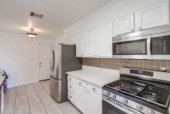 Building Photo - Wonderful SINGLE FAMILY Home with ADU over...