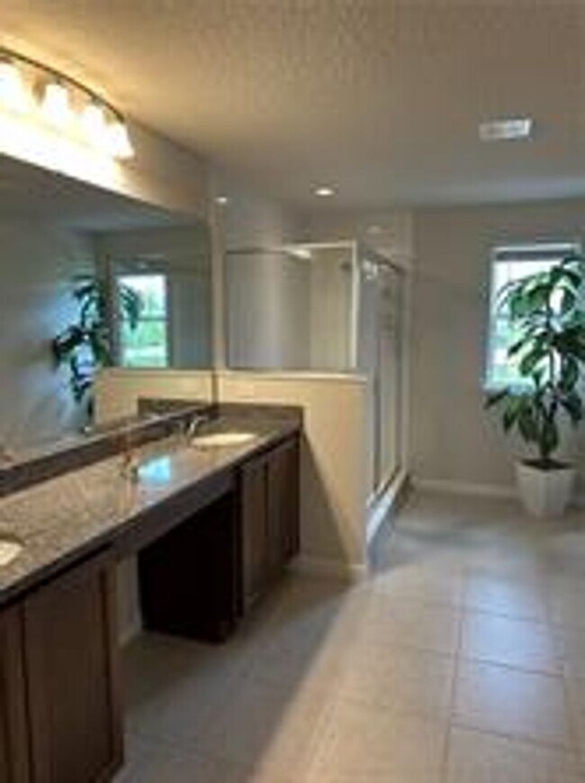 Building Photo - 4 Bedroom / 2.5 Bath Home Available Now in...