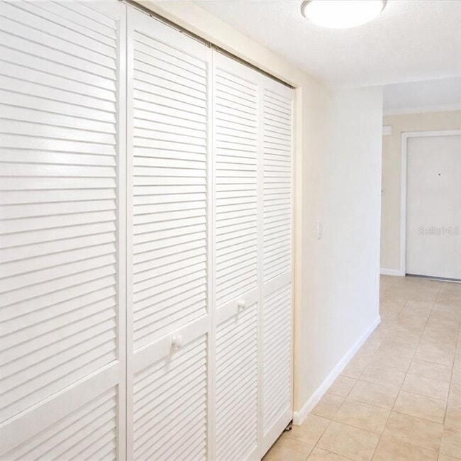 Building Photo - 5273 Vineland Rd