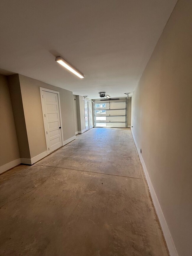 Building Photo - LUXURY Rooftop Terrace Townhome Uptown CLT **ONE MONTH FREE WITH A 13 MONTH LEASE**