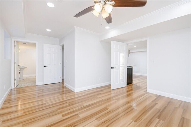 Building Photo - 5041 Alexander Ave