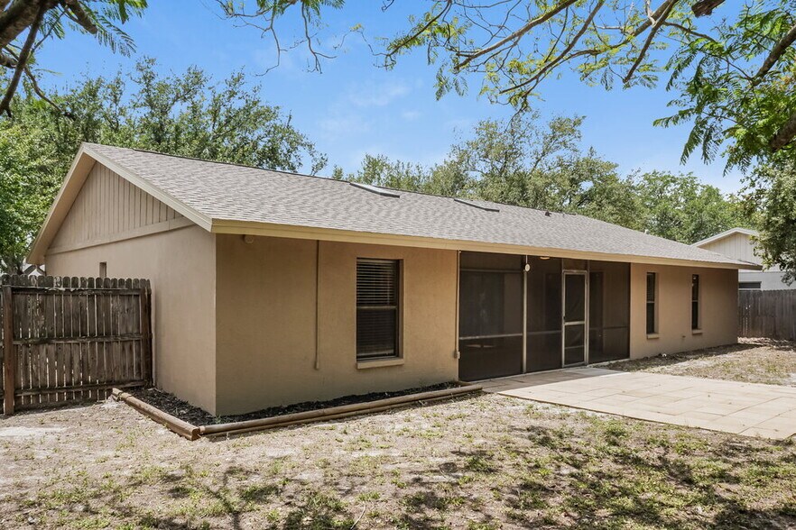 Building Photo - 5785 Colonial Oaks Blvd