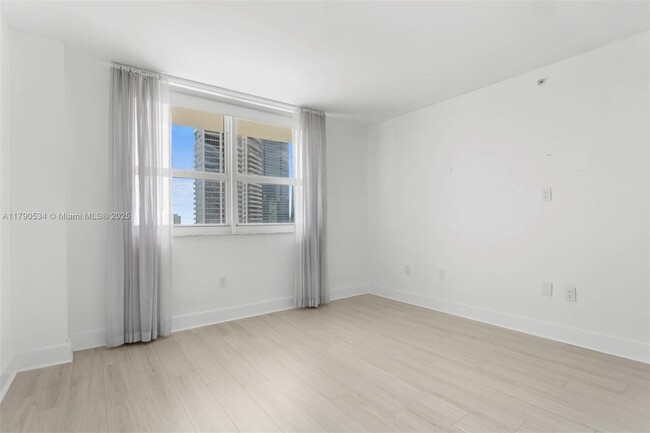 Building Photo - 1155 Brickell Bay Dr