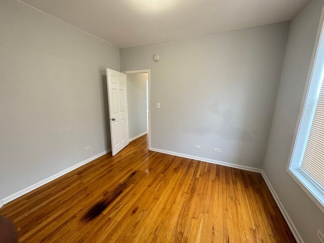 Building Photo - Bright & Spacious 2 Bed / 2 Bath Condo with Hardwood Floors, Granite Kitchen & Walk-In Closets
