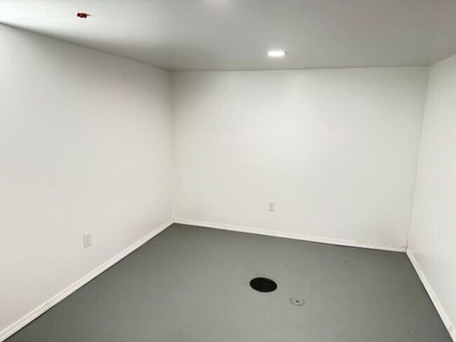 Building Photo - 3304 Daytona Ave