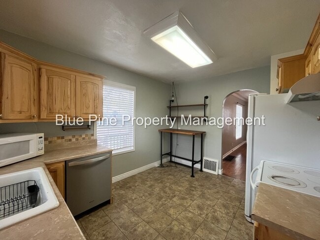 Building Photo - 745 S Higbee Ave
