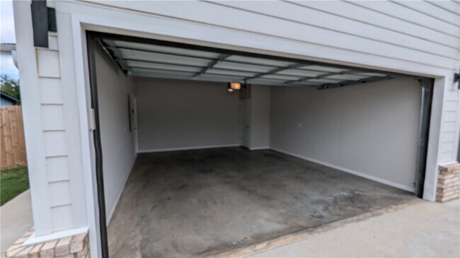 Building Photo - 1606 SW Casuarina Dr