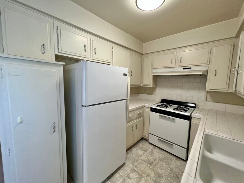 Building Photo - 3510 Clarington Ave