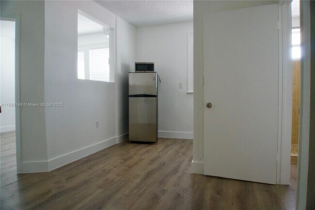 Building Photo - 501 SW 6th Ct
