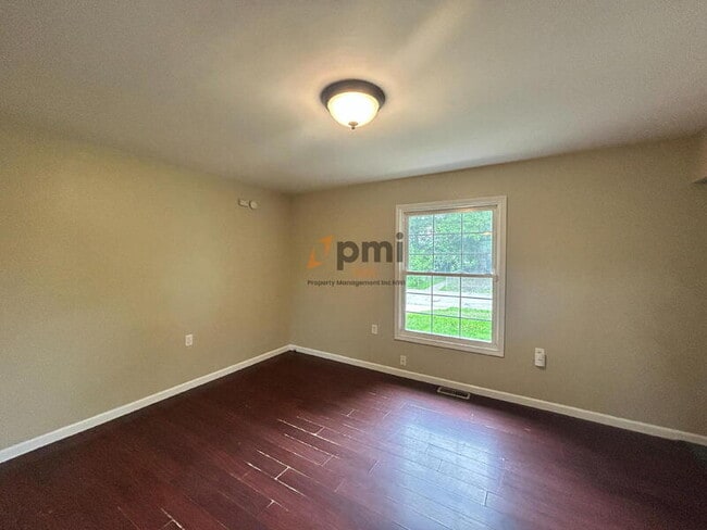 Building Photo - 385 Briarwood Dr