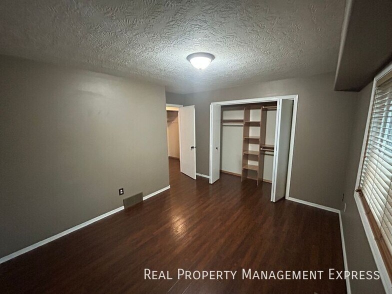 Building Photo - 4 Bedroom 2 Bathroom in SW Sioux Falls