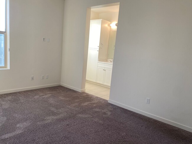 Building Photo - Vibrant 3 story 2bed/2.5bath home at the Mill at Broadway