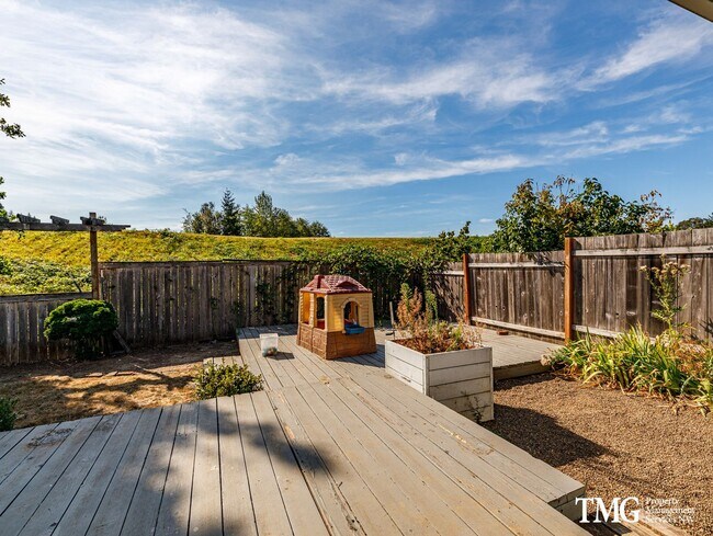 Building Photo - Charming Home Backing to Greenbelt, Near Lacamas Lake and Local Amenities