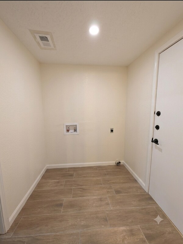 Building Photo - 13303 Lyndhurst St