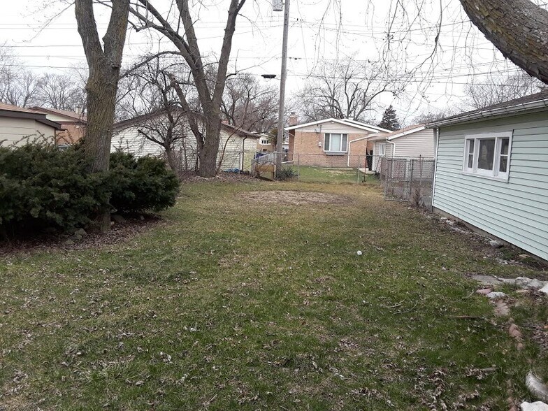 Building Photo - 812 Chicago Rd