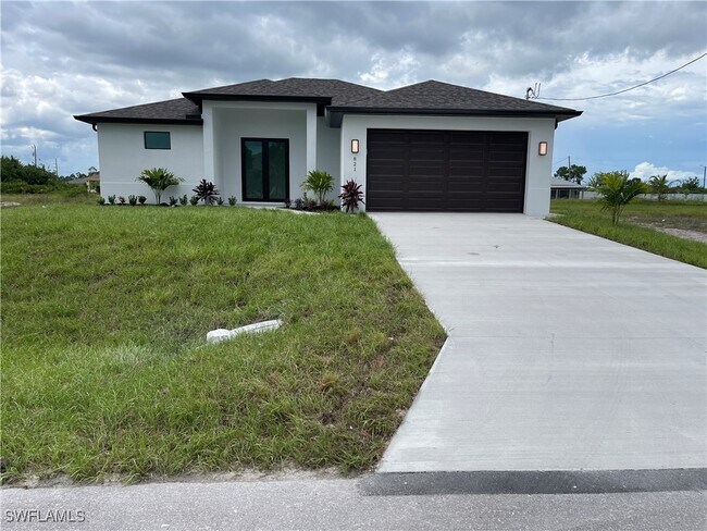 Building Photo - 821 Newell St E