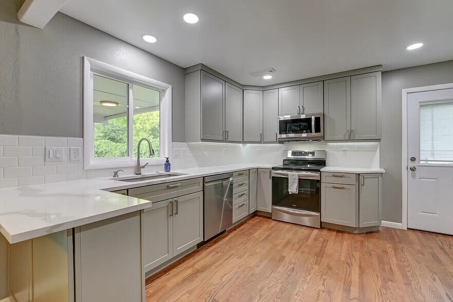 Kitchen - 1371 E Bates Ave
