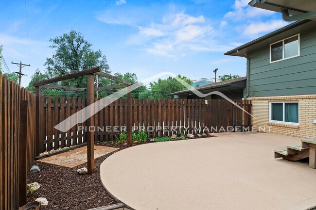 Building Photo - 1024 Pike Dr