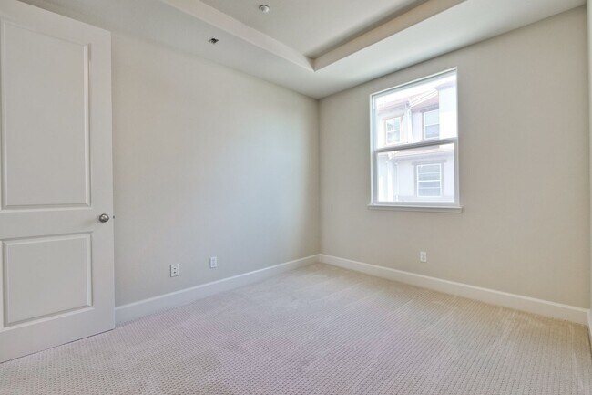 Building Photo - Excellent 4 Bed 2.5 Bath Town Home!