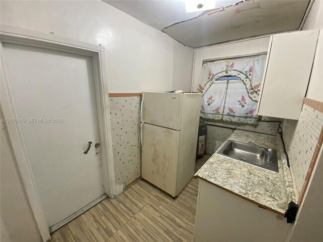 Building Photo - 350 SW 34th Ave