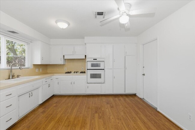 Building Photo - Prime Location for Busy Med Students