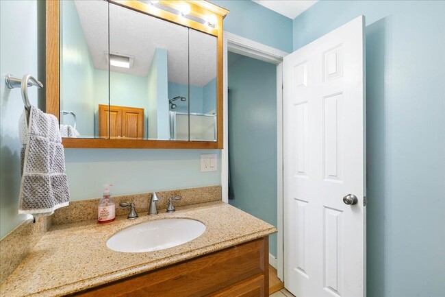 Building Photo - Spacious Home with Amazing Fenced Yard in ...