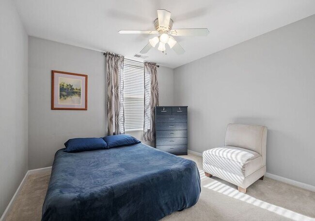 Building Photo - Bright & Spacious 2BR/2BA Condo with Cover...