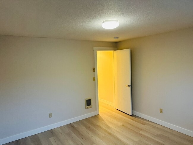 Building Photo - Charming Updated & Spacious Condo in a Peaceful Setting