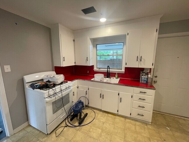 Building Photo - 404 Holly St