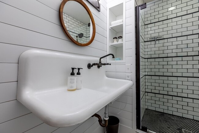 Building Photo - Rare historic East Nashville bungalow for rent; 4 Beds 3 Baths, 1,806 SqFt, fenced yard