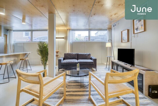 Building Photo - ROOM ONLY in 6-bed/6.0-bath Home