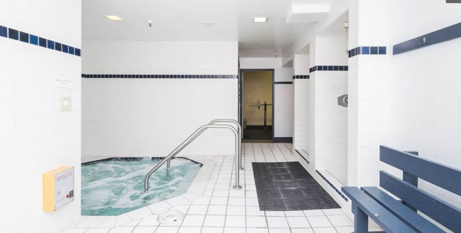 Jacuzzi - 8650 Gulana Ave