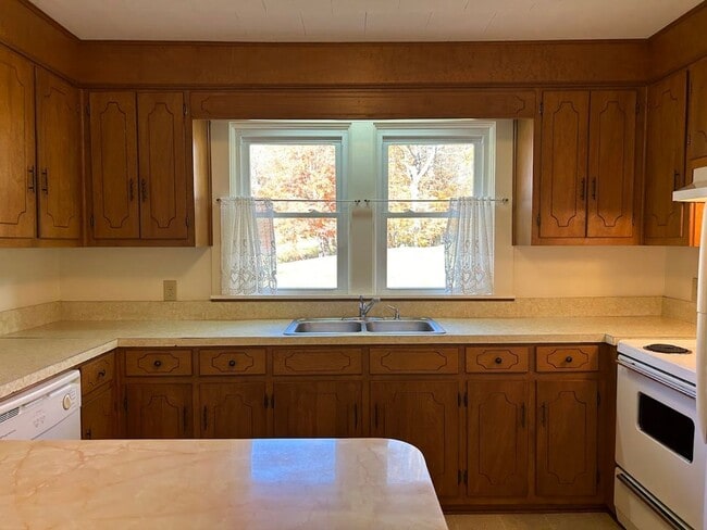 Building Photo - Charming 2 Bedroom Home with Stunning Views