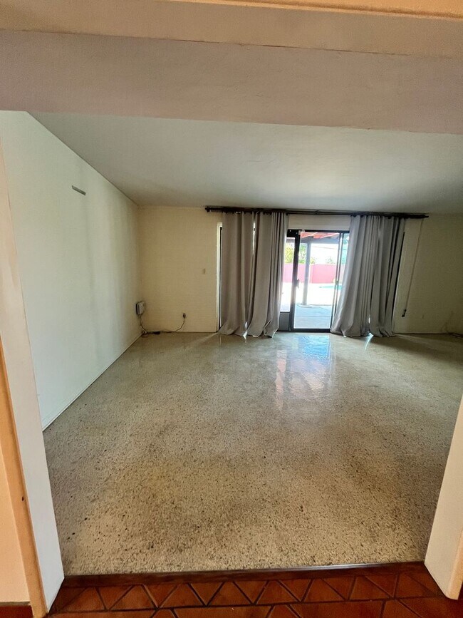 Building Photo - East- 3 bedroom/ 2 bathroom home with sparkling pool!