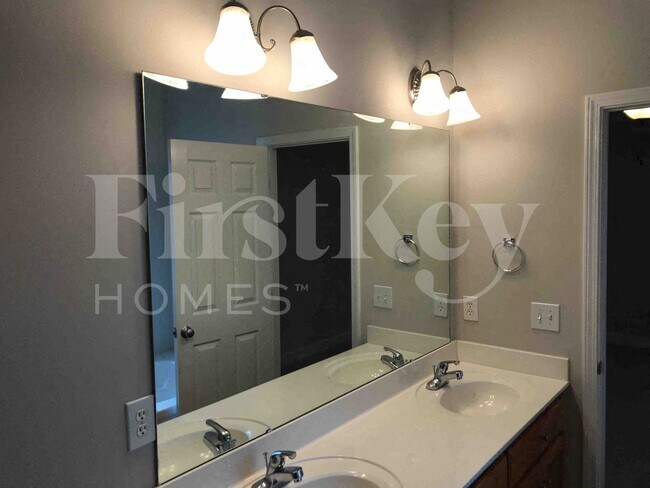 Building Photo - 2215 Charles Towne Ct