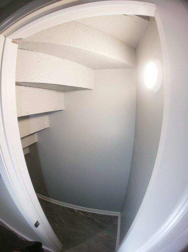 Building Photo - 5134 W Henderson St