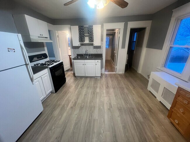 Building Photo - 30 Beverly St