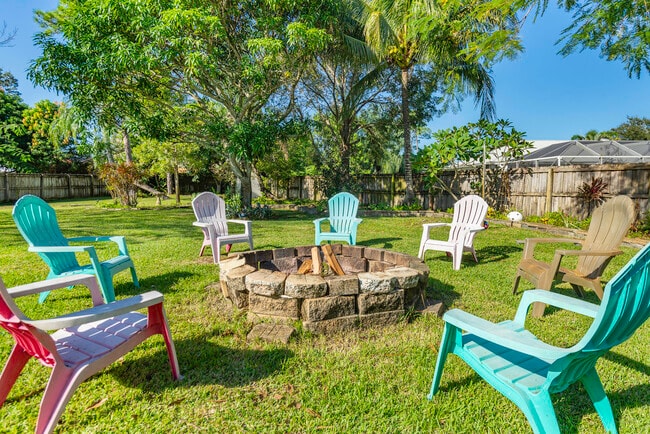 Building Photo - 762 SE River Ln