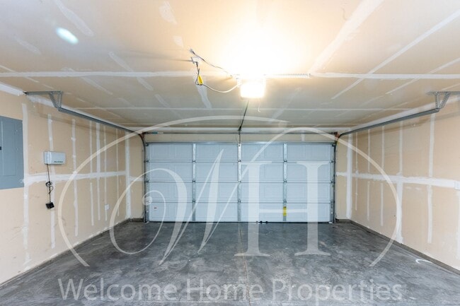 Building Photo - Single Story 3 Bedroom Home with Gas Fireplace and Covered Patio