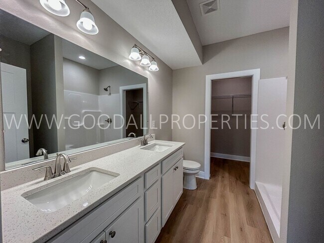 Building Photo - 4 Bedroom 2.5 Bath Townhome in Adel with attached 2-car garage.