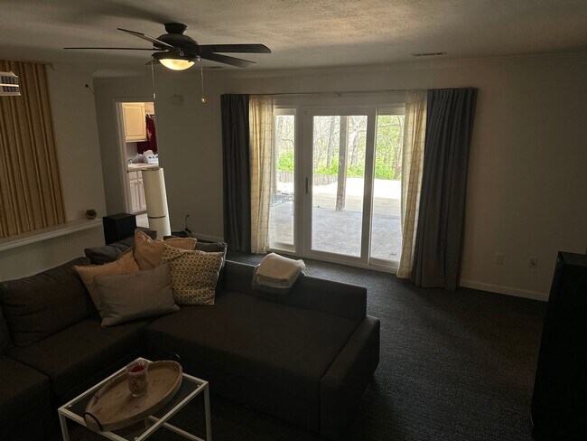 Building Photo - 2203 Stout Dr