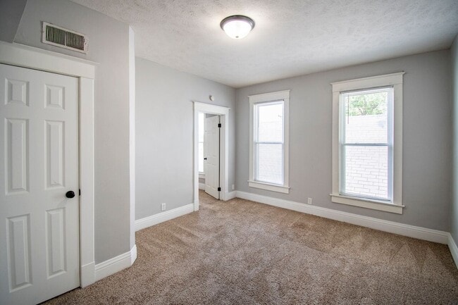 Building Photo - Large 3 Bedroom in Dahlman