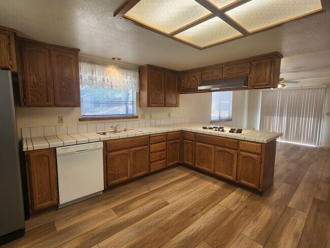 Building Photo - Home For Rent in Sunridge